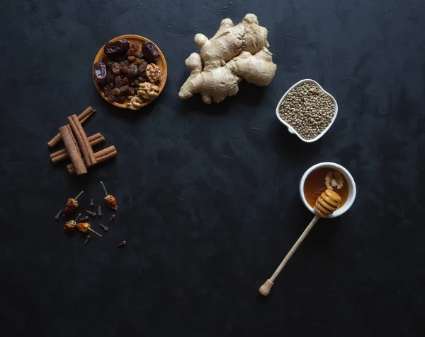 Ingrediënten voor het bakken met gember, kaneel, kruidnagel, gedroogde vruchten en hennepzaden. — Stockfoto
