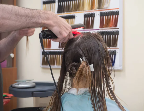 Trabajar planchas infrarrojas en la peluquería . — Foto de Stock