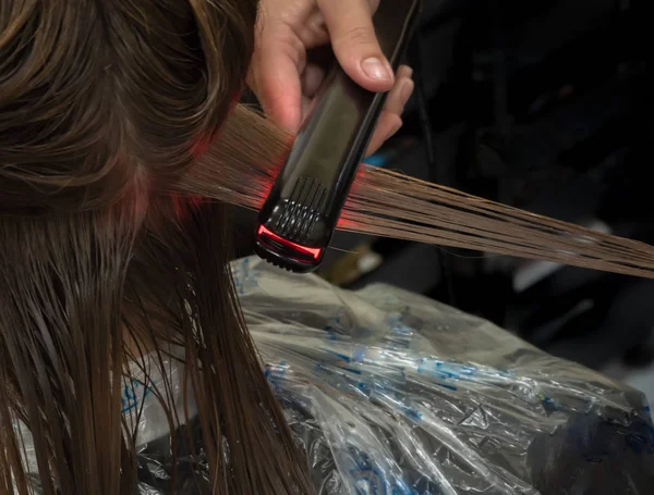 Restaurar el cabello dañado planchas infrarrojas . — Foto de Stock