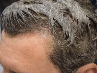 Erkek saç rengi şampuan koruyucu. Saç yenileme.