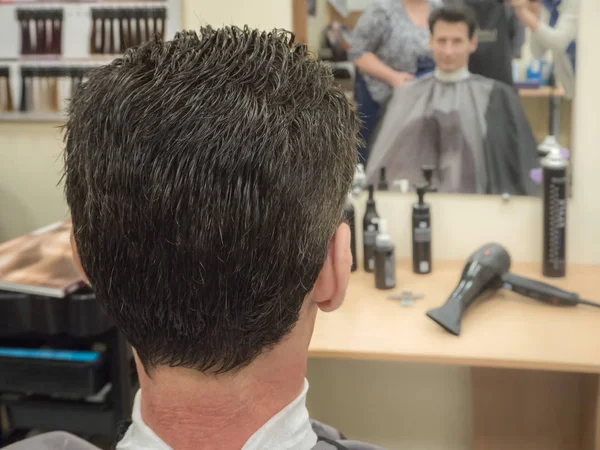 Verwendung von regenerierendem Shampoo. die Renovierung der Haare. — Stockfoto