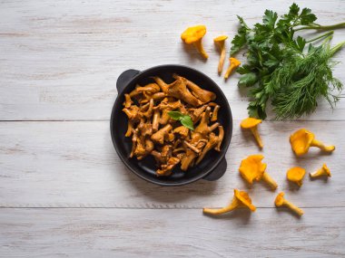 Dökme demir tavada kızarmış Cantharellus cibarius mantar.