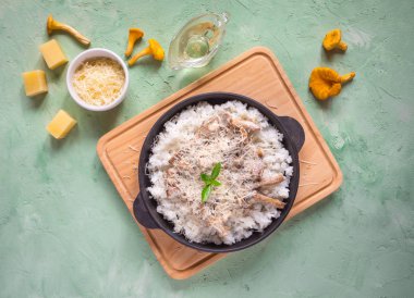 Bir dökme demir tava üzerinde mantar chanterelles risotto.