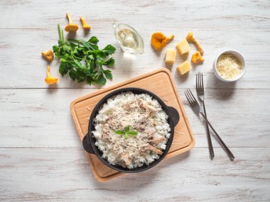 Bir dökme demir tava üzerinde mantar chanterelles risotto.