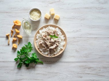 Ahşap antika masa üzerinde bej porselen tabakta Cantharellus cibarius risotto