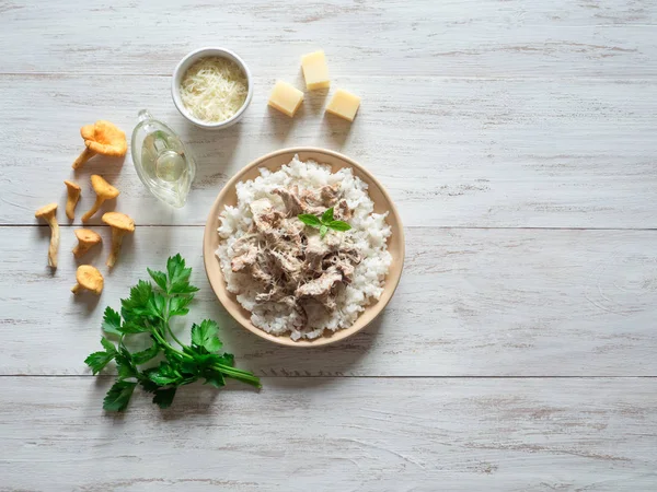 Ahşap antika masa üzerinde bej porselen tabakta Cantharellus cibarius risotto