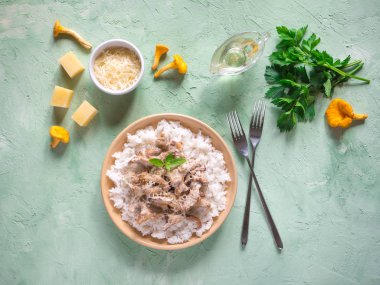 Mantar chanterelles ahşap beyaz masa üzerinde bir tabakta risotto.