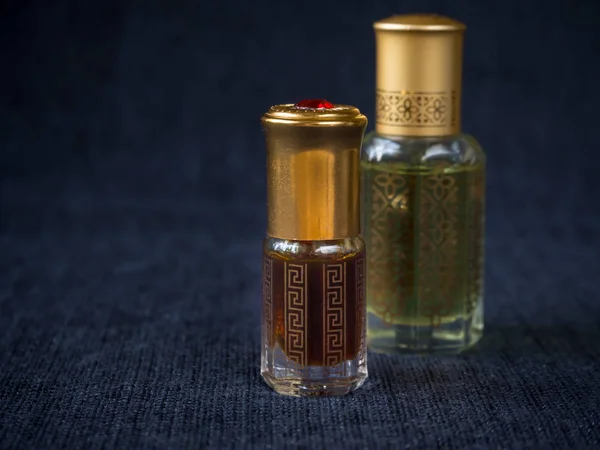 Arabian oud attar parfum of agarwood olie geurstoffen in mini flessen. — Stockfoto