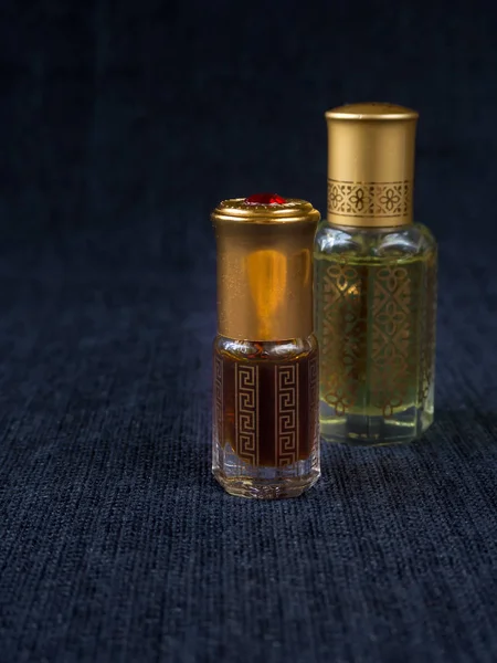Arabian oud attar perfum lub agarwood oleju zapachy w mini butelkach. — Zdjęcie stockowe