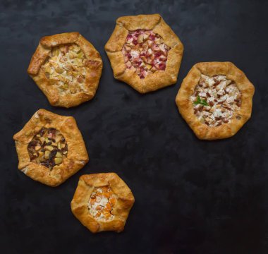 Desen siyah mutfak masası üzerinde farklı el yapımı börek