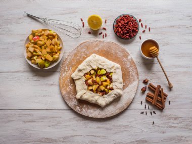 El hamur elmalı turta veya Goji berry yapacaklar