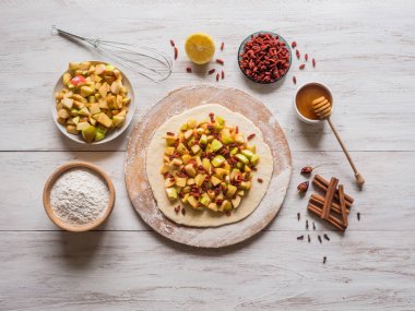 El hamur elmalı turta veya Goji berry yapacaklar