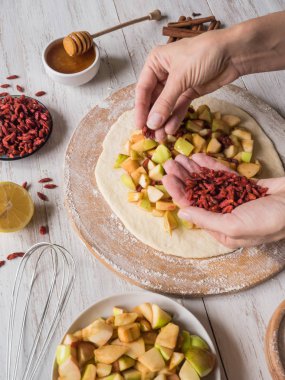 El hamur elmalı turta veya Goji berry yapacaklar