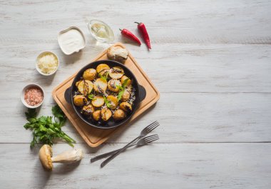 Bir dökme demir kuruş çörek ile kızarmış patates tava. Rustik mutfak.