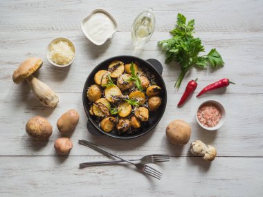 Bir dökme demir kuruş çörek ile kızarmış patates tava. Rustik mutfak.