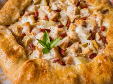 Goji meyveleri ile elmalı turta. Yakın çekim.