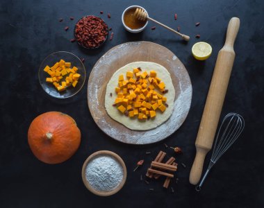 Sonbahar pasta kabak Goji meyveleri ile hazırlanması. Üstten görünüm