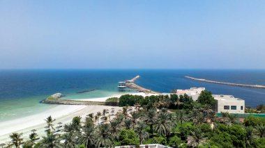 Ajman. BAE. Bir kumsalda Basra Körfezi ile manzara. Tatil tatil plaj arka plan.