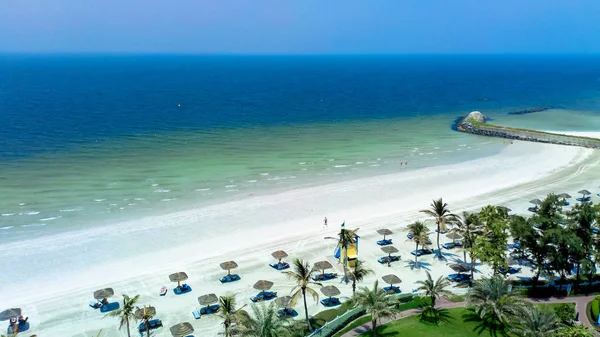 Ajman. uae. Landschaft mit einem Strand am arabischen Golf. Urlaub Urlaub Strand Hintergrund. — Stockfoto