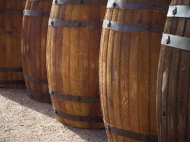 Ahşap varil üst üste. Mahzeni şarap varil