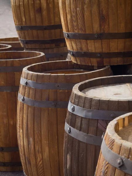 Barriles de madera en fila. Barricas de vino en Bodega — Foto de Stock