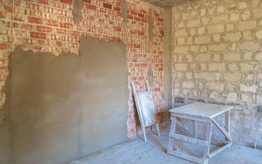 Alçı duvarlar inşaat sahasında.