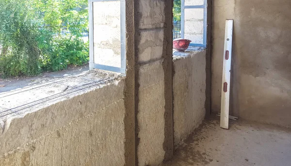 Putty de paredes de concreto no canteiro de obras . — Fotografia de Stock