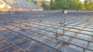 Bina İnşaatı. Betonarme temel döşeme Vakfı binanın altında. Binanın inşaat aşamaları. 