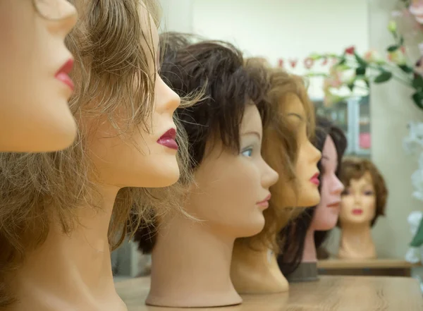 Mankenler başlarına peruk. Güzellik kavramı.