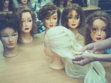 Bir manken üzerinde bir örgü örgü. Eğitim örgü.