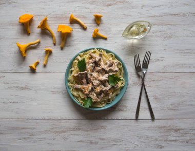 Yabani mantar ile makarna. Üstten görünüm.