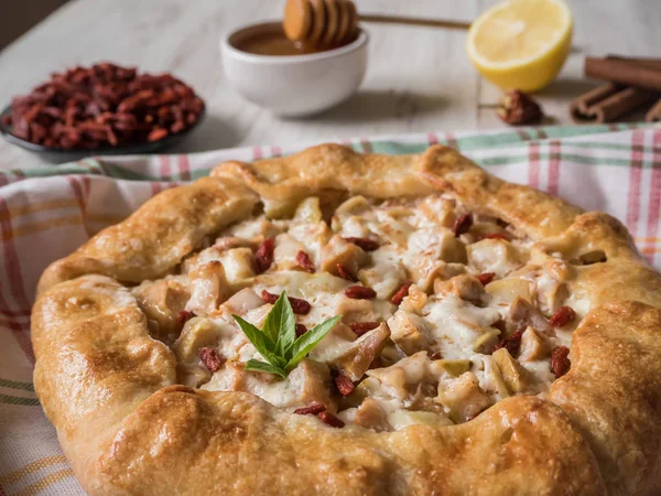 Goji berries with apples in a pie. Useful recipes with Superfoods. — Stock Photo, Image