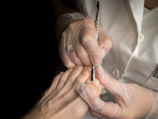 Piedi delle donne primo piano, pedicure, bellezza delle unghie . — Foto Stock