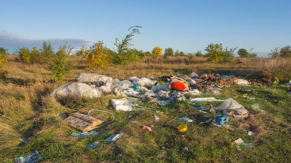 Limbah sampah di alam. Masalah polusi . — Stok Foto
