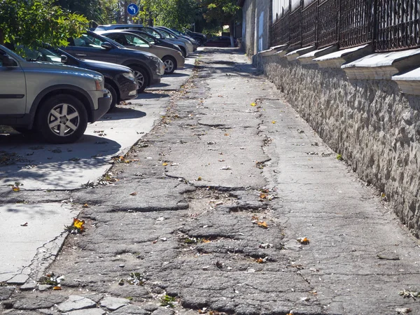 Kırık kaldırım şehir. Chisinau. Moldova. 