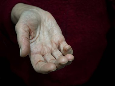 Sadaka emekli el tarafından yalvarıyor.