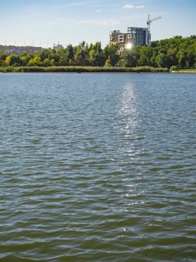 Suya yakın bir ev inşaatı.