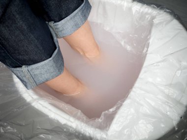 Yorgun ayak, ayak banyosu rahatlatıcı. Stres legs--dan kaldırma.