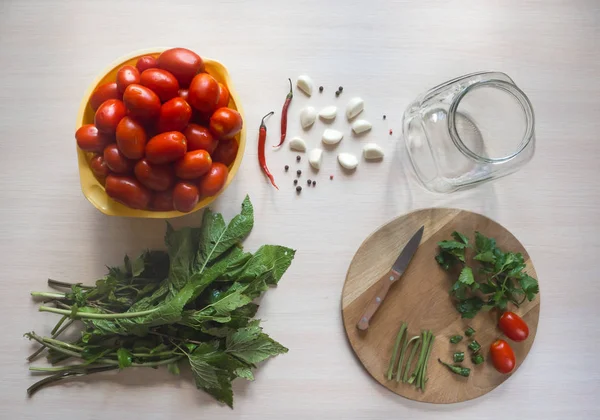 Tomates, ajo y especias sobre la mesa. Preparación de tomate salado. Conservación en casa . — Foto de Stock