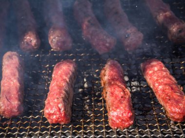 Moldova mititei ve duman ızgarada pişmiş.