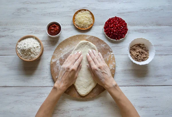 Beredning av traditionella arabiska pizza manaqish med kött. — Stockfoto