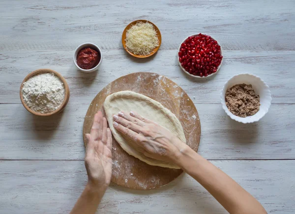 Beredning av traditionella arabiska pizza manaqish med kött. — Stockfoto