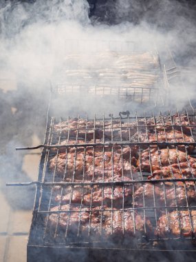Kebap duman kızarmış. Üstten görünüm. 