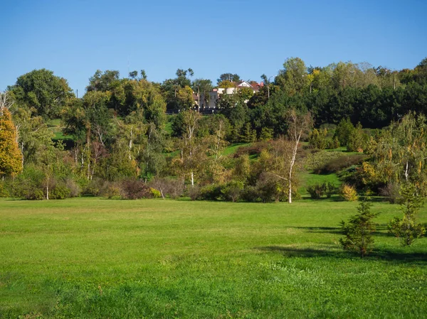 Casa en una zona verde ecológica . — Foto de Stock