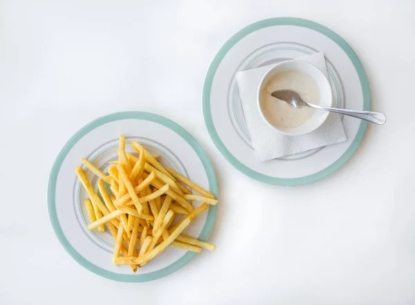 흰색 테이블에 소스와 함께 접시에 튀긴 감자 튀김. — 스톡 사진