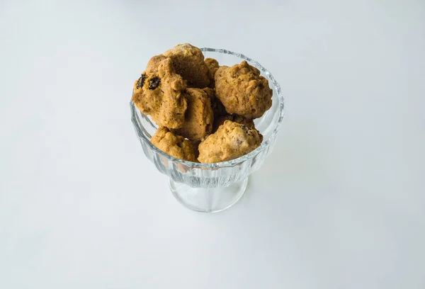 Печенье в стеклянной вазе на белом столе . — стоковое фото