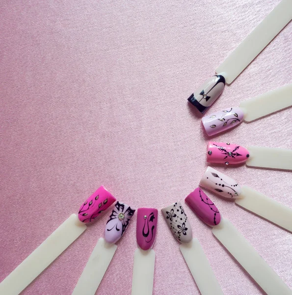 Nail art design con linee sottili sullo sfondo rosa . — Foto Stock