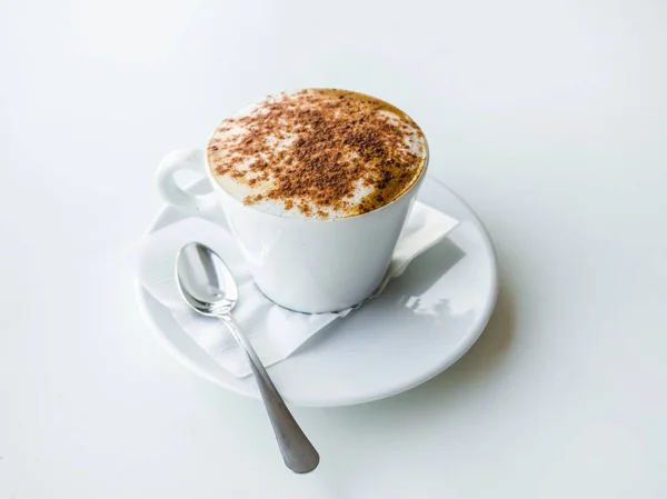 Wit kopje cappuccino op een witte tafel. — Stockfoto