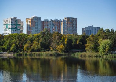 Suya yakın bir ev inşaatı. Ekolojik konut kavramı.