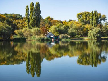 Küçük bir göl evi ile güzel manzara.